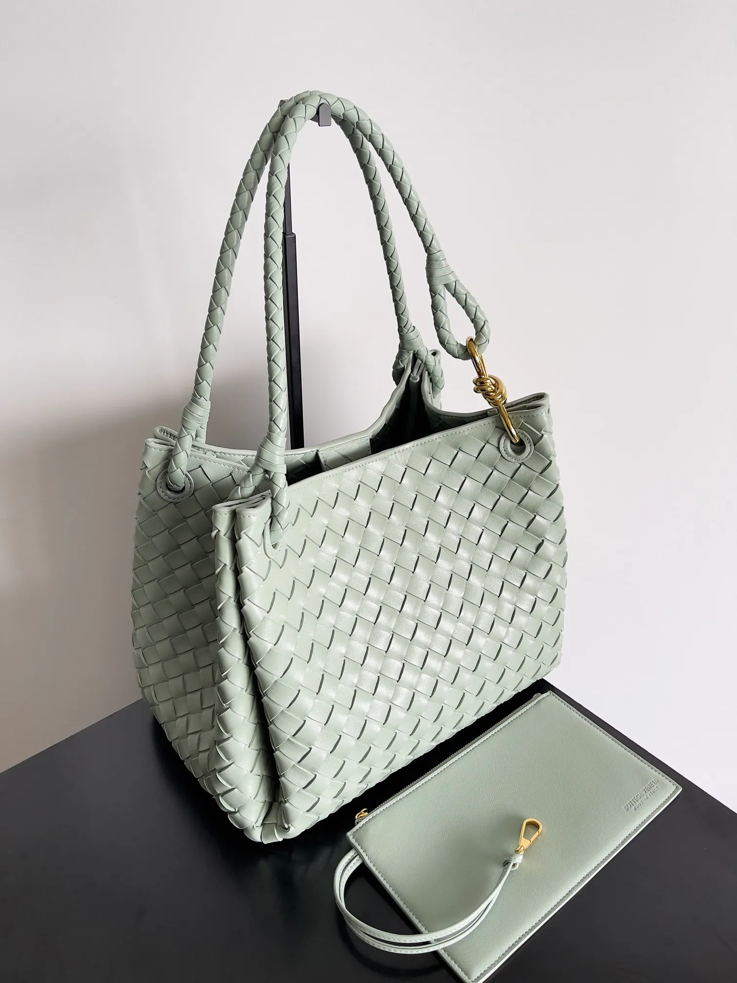 Batch 2660 24 early autumn new model Andiamo Parachute is made of a whole piece of woven leather. It is processed by folding stitching at the four corners. # Craftsmanship and creativity. The large size is atmospheric and practical. One of the must-selects for BV. It has a large space, can hold a computer, the shoulder strap is thick, and the upper shoulder is very comfortable. The large parachute can be carried on the body and can be carried on the body. The upper body is versatile and cute☺️ Style number: 796571 Size: 30*26*20cm